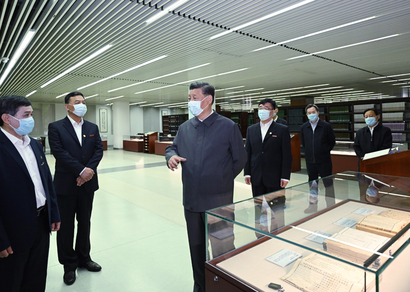 2022年4月25日，習(xí)近平來到中國人民大學(xué)考察調(diào)研。這是他在圖書館考察。