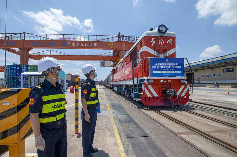 2022年6月29日，浙江金華，中老鐵路國(guó)際貨運(yùn)列車浙江號(hào)“鐵路快通”首趟專列經(jīng)海關(guān)監(jiān)管后，從浙江省鐵路金華南站鳴笛啟程，經(jīng)磨憨口岸駛向老撾萬(wàn)象。