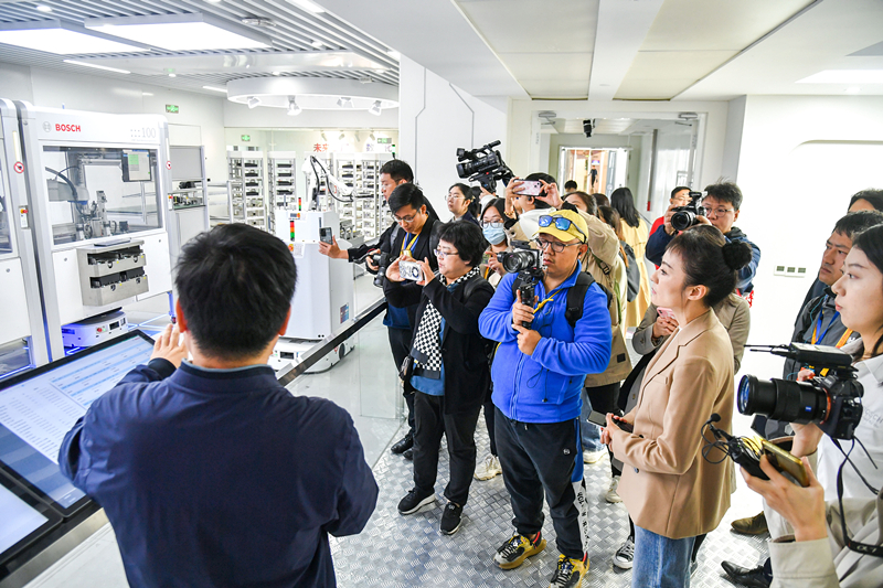 2023年10月16日，第三屆“一帶一路”國際合作高峰論壇新聞中心組織中外記者采訪。記者在中德大廈內(nèi)的博世未來工廠展區(qū)參觀，了解其高質(zhì)量創(chuàng)新發(fā)展成果。