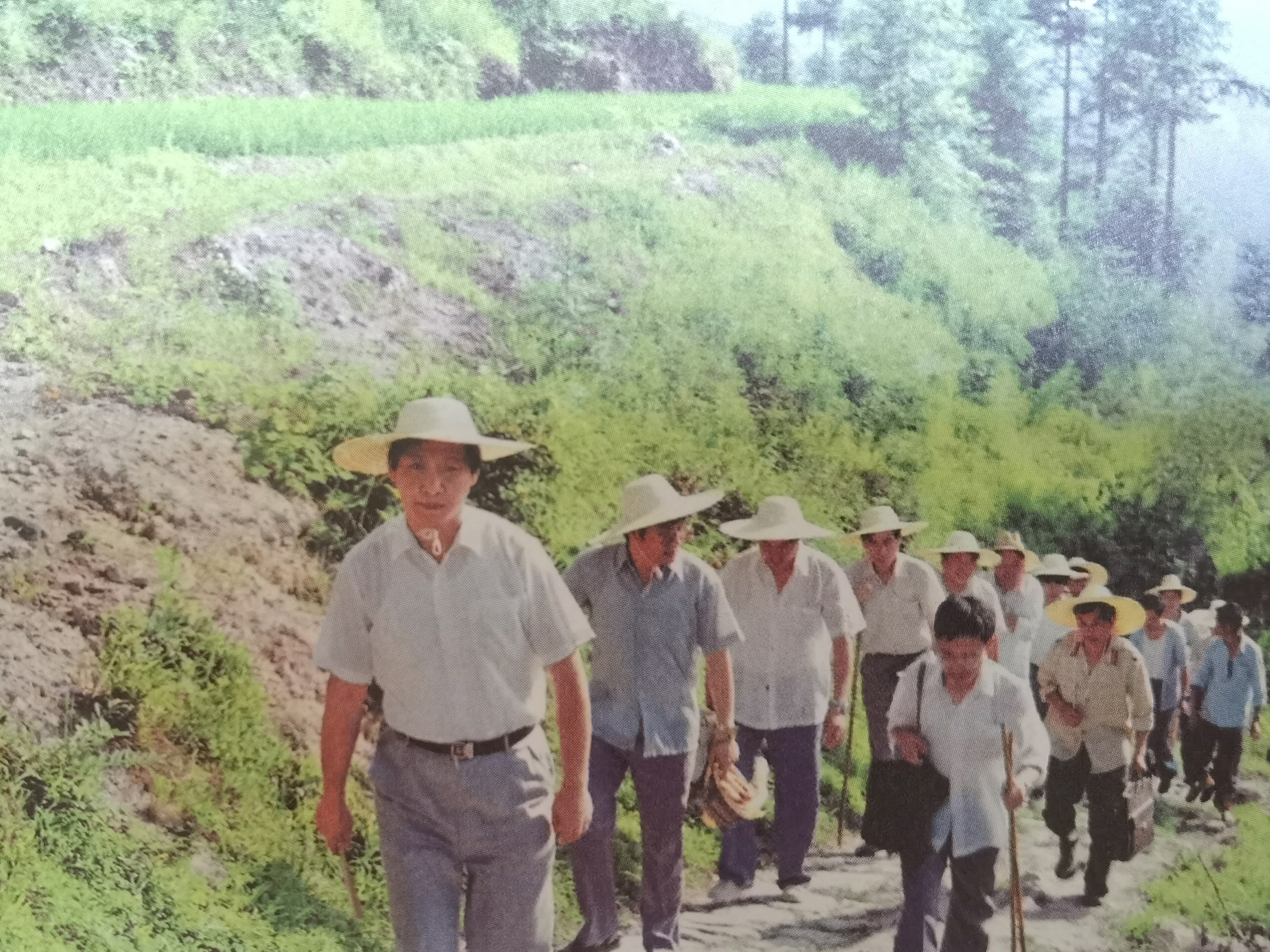 1989年7月，習近平冒著酷暑，帶頭步行到下黨鄉(xiāng)調(diào)研。