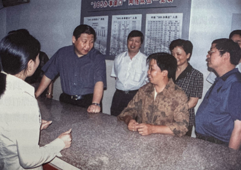 2003年6月，習(xí)近平在浙江金華市磐安縣新渥鎮(zhèn)“365辦事窗口”調(diào)研。