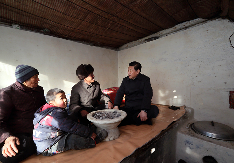 2012年12月30日，習(xí)近平在河北省阜平縣龍泉關(guān)鎮(zhèn)駱駝灣村看望唐榮斌老人一家。