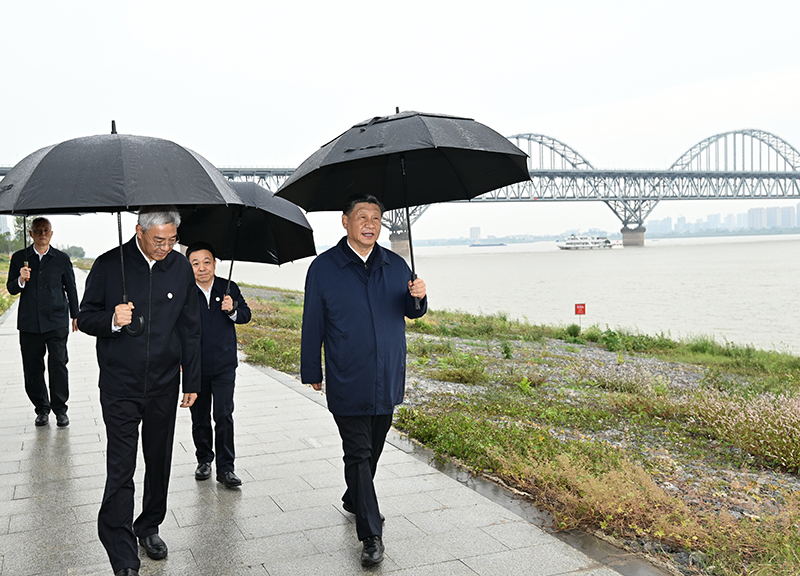 2023年10月10日，習(xí)近平總書記在江西長(zhǎng)江國(guó)家文化公園九江城區(qū)段冒雨考察。