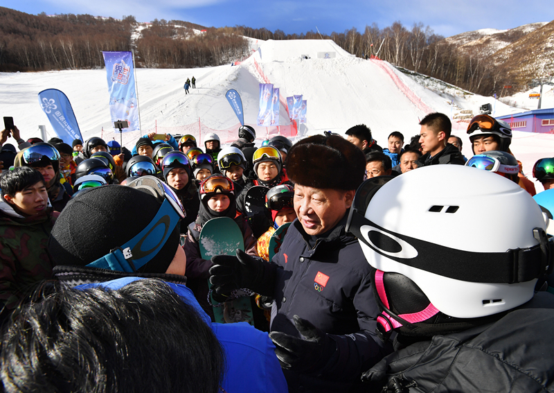 2017年1月23日，習(xí)近平總書記在云頂滑雪場同正在集訓(xùn)的國家滑雪隊運(yùn)動員及滑雪愛好者親切交談。