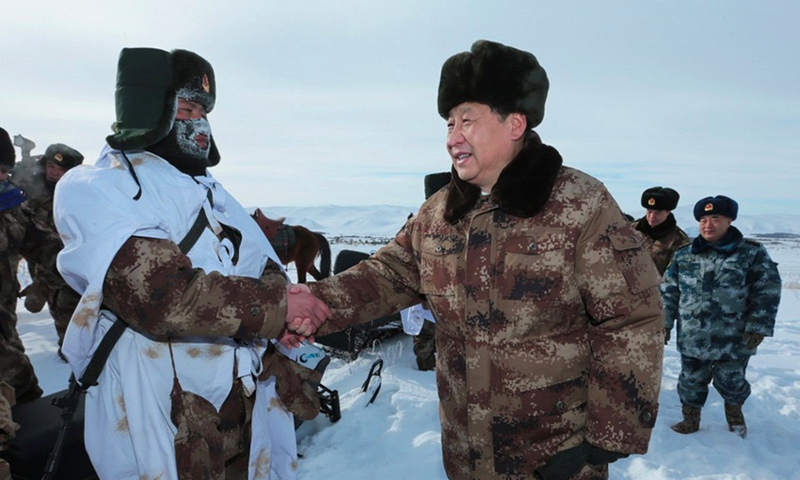 2014年1月26日，習(xí)近平總書記春節(jié)前夕冒嚴(yán)寒踏冰雪慰問邊防官兵。
