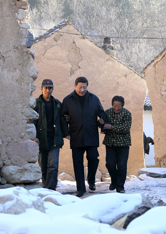 2012年12月30日，習(xí)近平總書記來到地處深山的河北阜平駱駝灣村，走進(jìn)困難群眾唐宗秀家慰問看望。