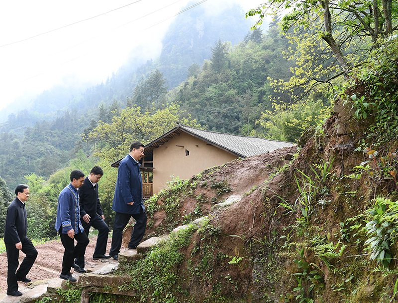 2019年4月15日，在石柱土家族自治縣中益鄉(xiāng)華溪村，習近平總書記踏著濕滑的石階登上陡坡，前往貧困戶譚登周家看望。