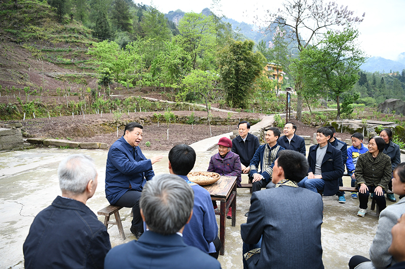 2019年4月15日，習近平總書記在重慶石柱土家族自治縣中益鄉(xiāng)華溪村同村民代表、基層干部、扶貧干部、鄉(xiāng)村醫(yī)生等圍坐在一起，共話脫貧攻堅。
