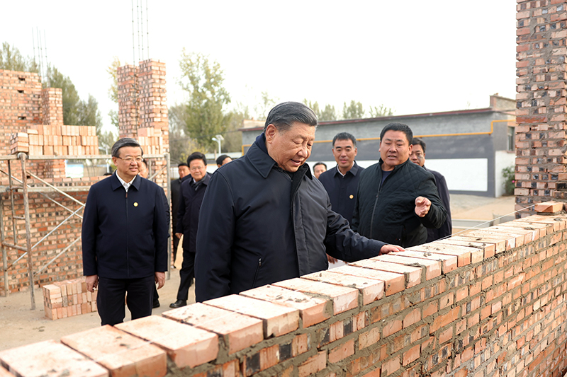 2023年11月10日，習近平總書記在河北保定涿州市刁窩鎮(zhèn)萬全莊村房屋重建施工現(xiàn)場考察。