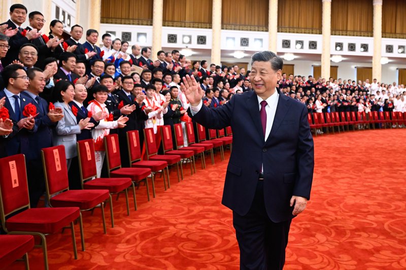 2022年4月8日，北京冬奧會(huì)、冬殘奧會(huì)總結(jié)表彰大會(huì)在北京人民大會(huì)堂隆重舉行。會(huì)前，習(xí)近平等會(huì)見北京冬奧會(huì)、冬殘奧會(huì)突出貢獻(xiàn)集體代表、突出貢獻(xiàn)個(gè)人和中國體育代表團(tuán)成員。