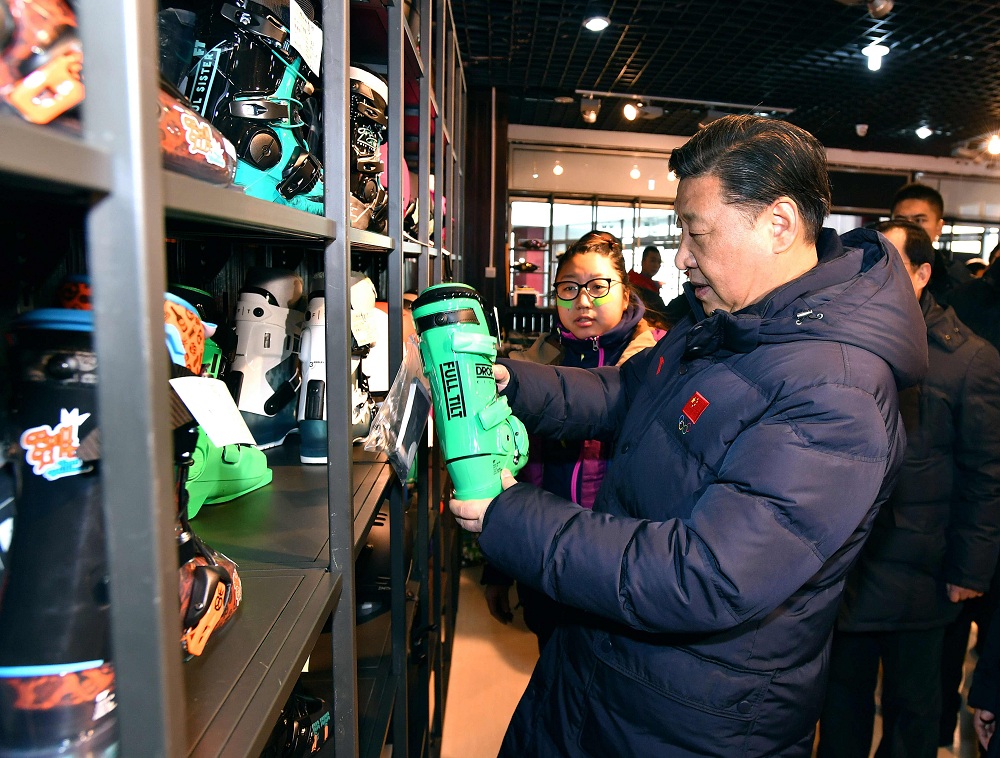 2017年1月23日，習(xí)近平總書記在河北省張家口市云頂滑雪場(chǎng)雪具大廳了解各式雪具的不同功用。