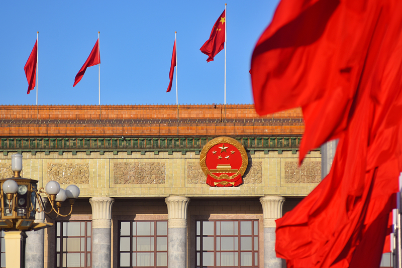 2024年3月8日，北京上空現(xiàn)“兩會藍”，人民大會堂前紅旗飄揚。