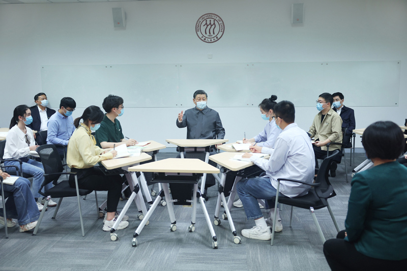 2022年4月25日，習(xí)近平總書記來到中國人民大學(xué)考察調(diào)研。這是總書記在立德樓觀摩思政課智慧教室現(xiàn)場教學(xué)并參與討論。