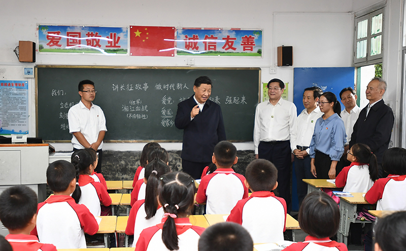 2020年9月16日，習(xí)近平總書記在湖南省郴州市汝城縣文明瑤族鄉(xiāng)第一片小學(xué)，同正在上思政課的同學(xué)們親切交流。
