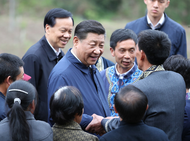 2019年4月15日至17日，中共中央總書記、國(guó)家主席、中央軍委主席習(xí)近平在重慶考察，并主持召開解決“兩不愁三保障”突出問題座談會(huì)。這是4月15日下午，習(xí)近平在石柱土家族自治縣中益鄉(xiāng)華溪村同村民親切交流。新華社記者 丁海濤 攝