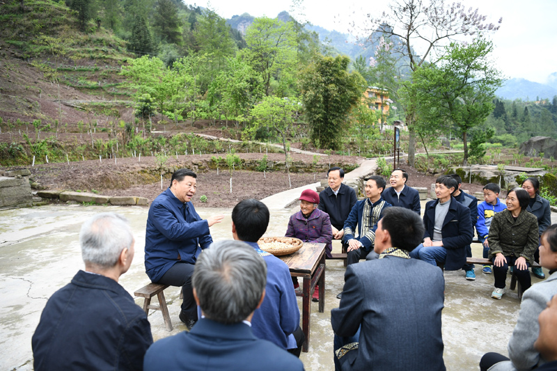 2019年4月15日至17日，中共中央總書記、國(guó)家主席、中央軍委主席習(xí)近平在重慶考察，并主持召開解決“兩不愁三保障”突出問題座談會(huì)。這是4月15日下午，習(xí)近平在石柱土家族自治縣中益鄉(xiāng)華溪村同村民代表、基層干部、扶貧干部、鄉(xiāng)村醫(yī)生等圍坐在一起，共話脫貧攻堅(jiān)。新華社記者 謝環(huán)馳 攝