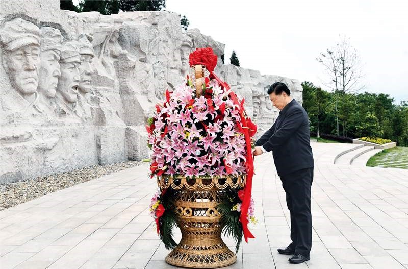 2021年4月25日至27日，中共中央總書記、國家主席、中央軍委主席習(xí)近平在廣西考察。這是25日上午，習(xí)近平在位于桂林市全州縣的紅軍長征湘江戰(zhàn)役紀(jì)念園，向湘江戰(zhàn)役紅軍烈士敬獻(xiàn)花籃。 新華社記者 謝環(huán)馳/攝