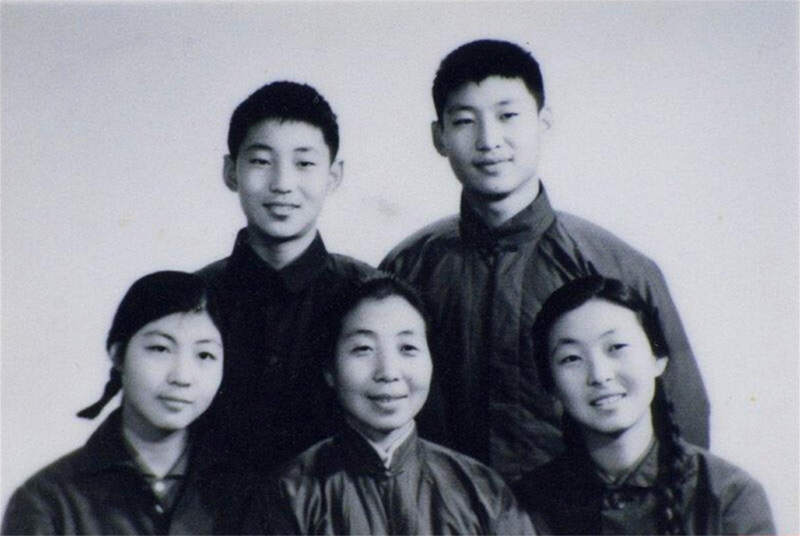 1972年冬，齊心和子女們。前排右起:齊橋橋、齊心、習(xí)安安。后排右起:習(xí)近平、習(xí)遠(yuǎn)平。