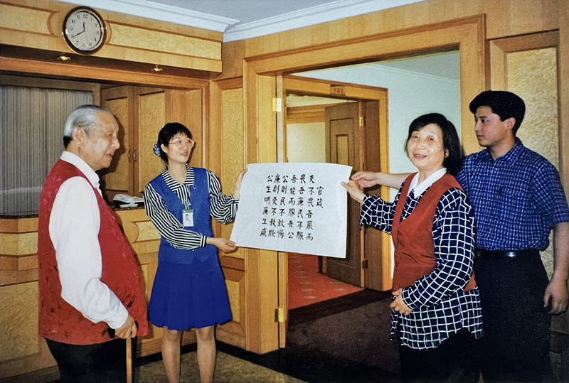 1999年3月，習(xí)仲勛欣賞齊心的書(shū)法作品《官箴》。