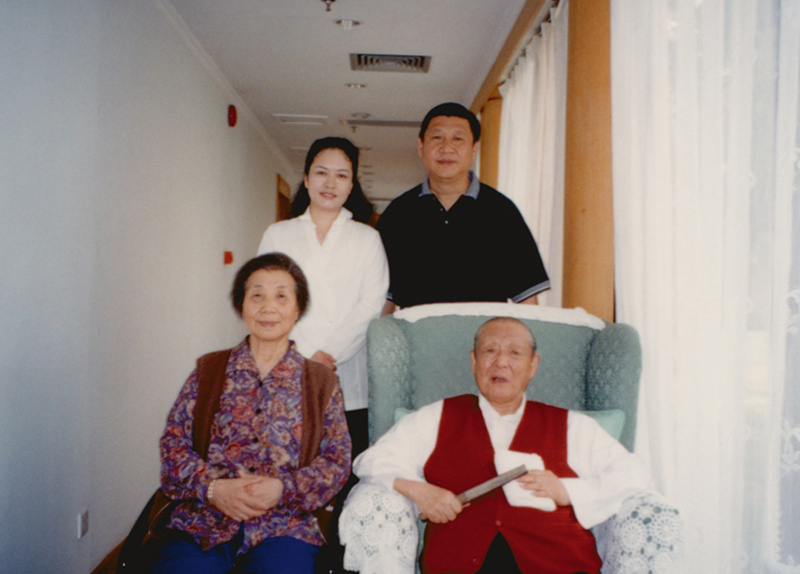 這是習(xí)近平、彭麗媛同習(xí)仲勛、齊心的合影。