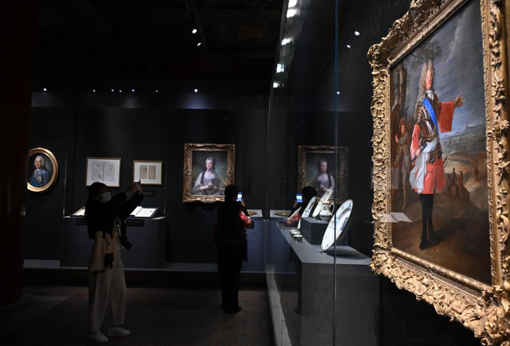 4月1日，作為中法文化旅游年的重要項目，“紫禁城與凡爾賽宮——17、18世紀的中法交往”展覽在故宮文華殿開幕。圖為觀眾當天參觀展覽。新華社記者 金良快 攝