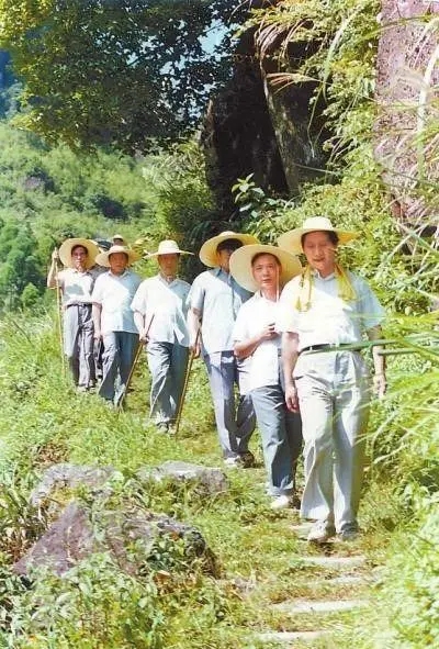 1989年7月，習(xí)近平在壽寧縣山村。