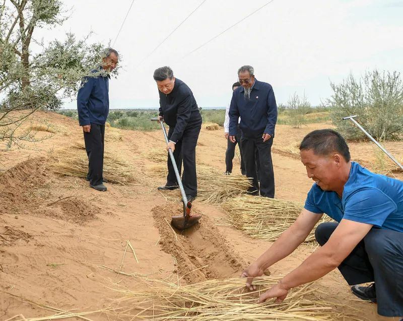2019年8月21日，習(xí)近平來到甘肅省武威市古浪縣八步沙林場，實(shí)地察看當(dāng)?shù)刂紊吃炝帧⑸鷳B(tài)保護(hù)等情況。新華社記者 謝環(huán)馳 攝