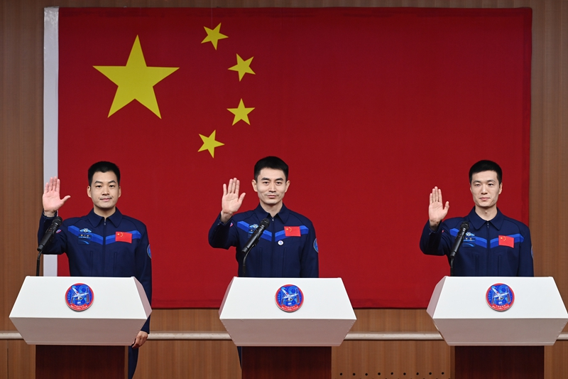2024年月24日，神舟十八號載人飛行任務(wù)航天員葉光富（中）、李聰（右）、李廣蘇在酒泉衛(wèi)星發(fā)射中心問天閣與媒體記者集體見面。