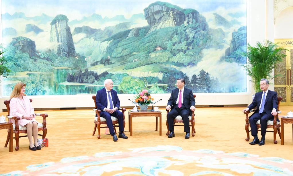 2024年4月8日，國(guó)家主席習(xí)近平在北京人民大會(huì)堂會(huì)見(jiàn)法國(guó)梅里埃基金會(huì)主席梅里埃夫婦。新華社記者 黃敬文 攝