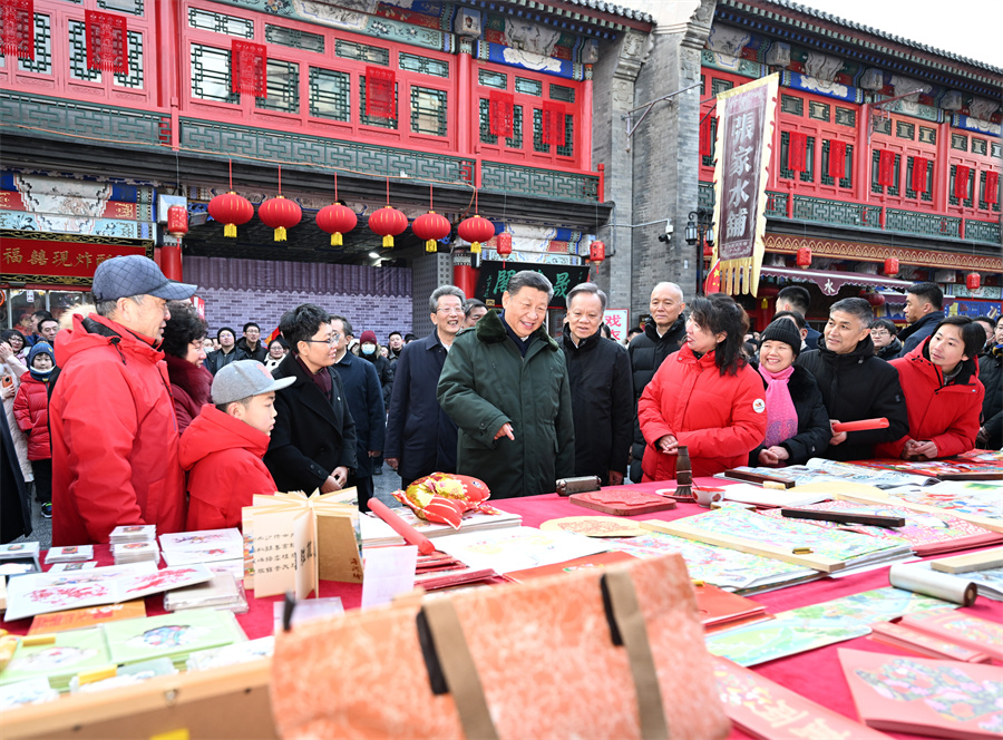 2024年2月1日下午，習(xí)近平在天津古文化街考察時(shí)，同店鋪員工和現(xiàn)場群眾互動交流。新華社記者 謝環(huán)馳 攝