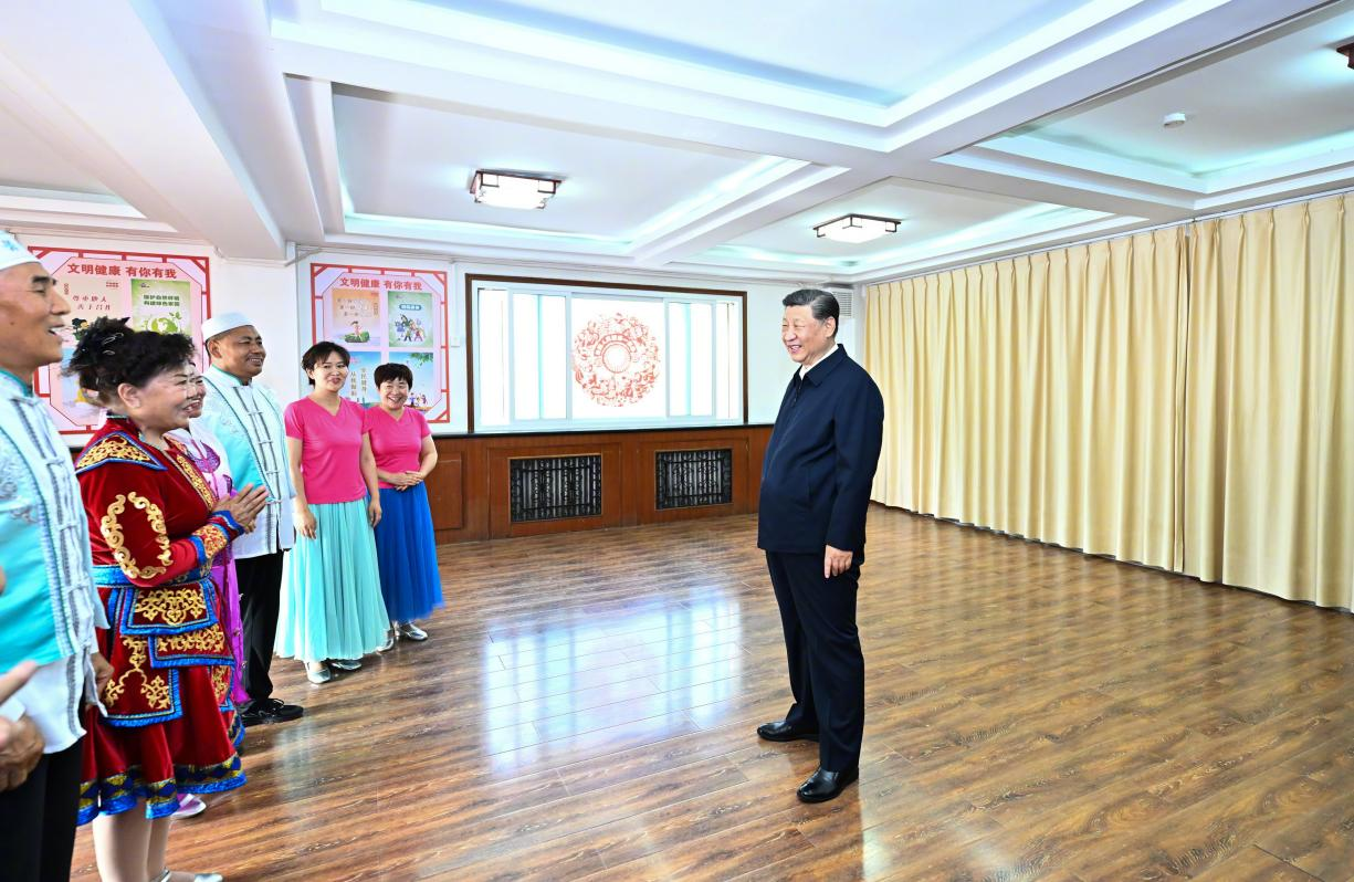 6月19日下午，習(xí)近平總書記在銀川市金鳳區(qū)長(zhǎng)城花園社區(qū)活動(dòng)室考察時(shí)，同社區(qū)居民親切交流。