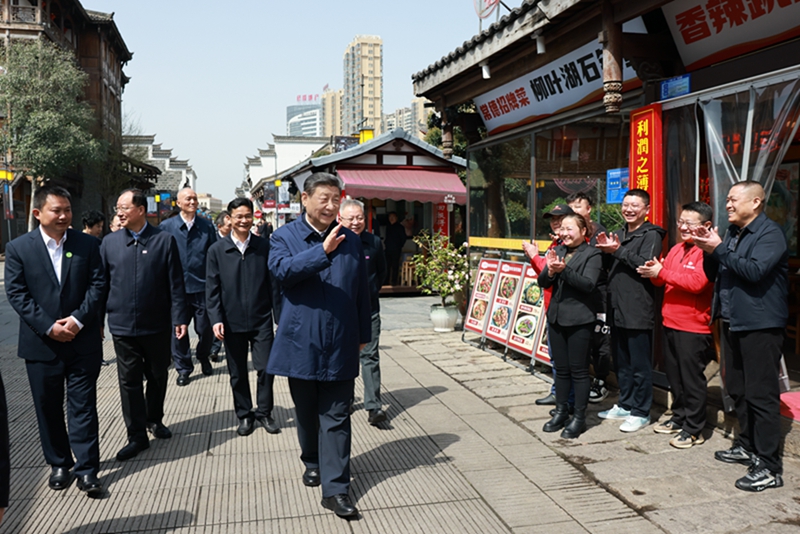2024年3月19日上午，習(xí)近平在常德河街考察時(shí)，同店主和游客親切交流。新華社記者 王曄 攝