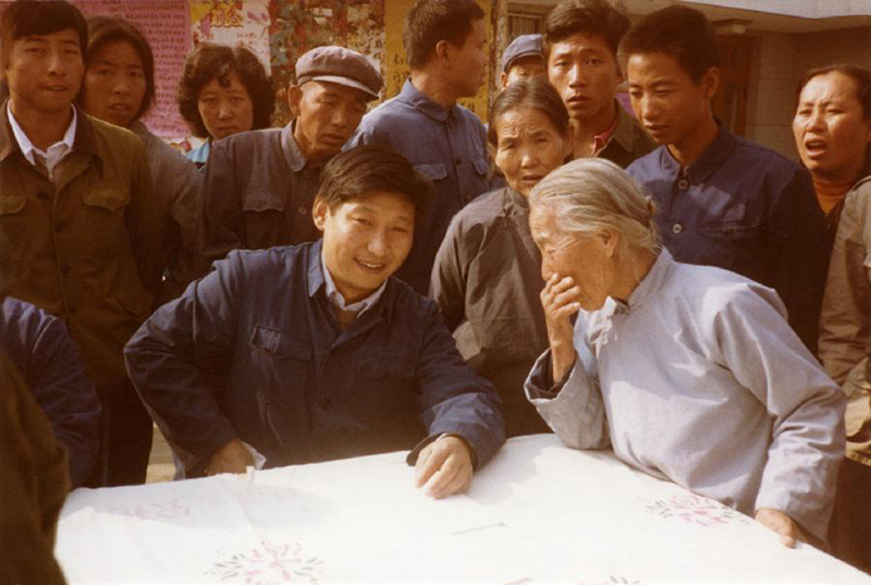 1983年，時任河北正定縣委書記的習近平（前排居中），臨時在大街上擺桌子聽取老百姓意見。