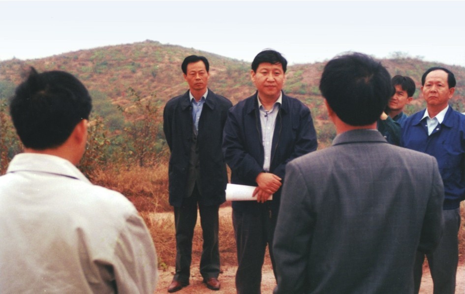 1999年11月，習(xí)近平在龍巖市長汀縣河田水土流失治理區(qū)調(diào)研。圖源：《習(xí)近平在福建（下）》