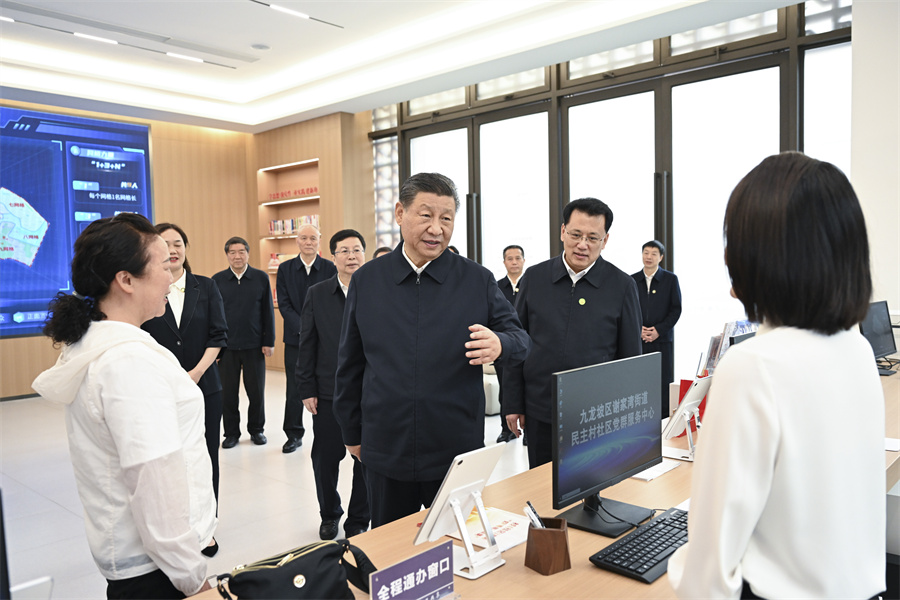 2024年4月22日至24日，中共中央總書記、國家主席、中央軍委主席習(xí)近平在重慶考察。這是22日下午，習(xí)近平在九龍坡區(qū)謝家灣街道民主村社區(qū)考察。新華社記者 謝環(huán)馳 攝