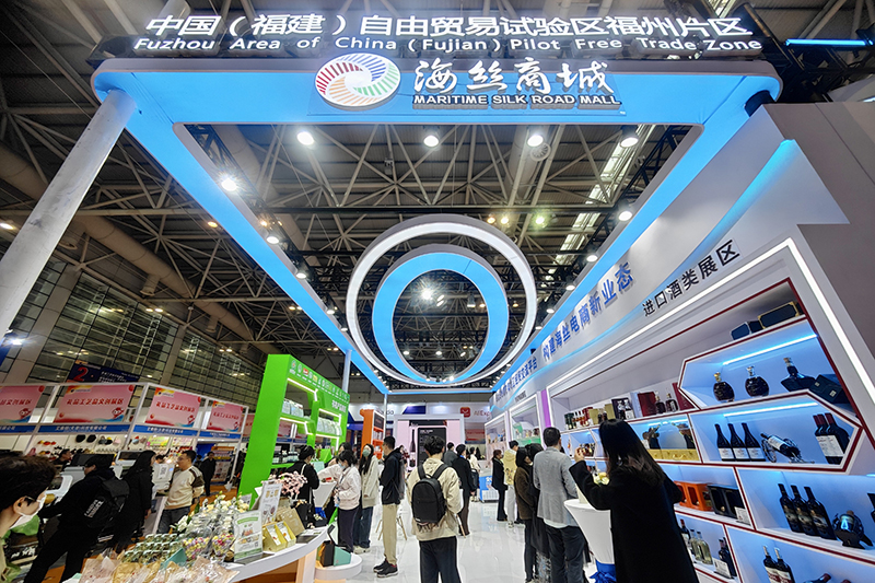 2024年3月18日，第四屆中國(guó)跨境電商交易會(huì)在福建福州開幕。展會(huì)聚焦“鏈接跨境全流域 共建電商新生態(tài)”，集聚全國(guó)80余個(gè)外貿(mào)產(chǎn)業(yè)帶的上千家供應(yīng)鏈企業(yè)。