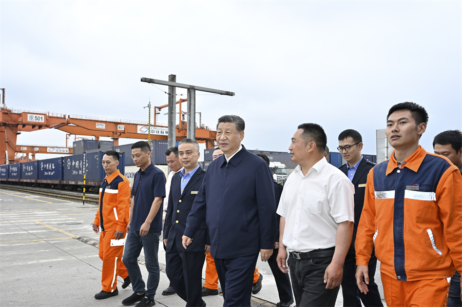 2024年4月22日至24日，中共中央總書記、國家主席、中央軍委主席習(xí)近平在重慶考察。這是22日下午，習(xí)近平在重慶國際物流樞紐園區(qū)重慶鐵路集裝箱中心站，同貨車司機、列車司機、裝卸工人、場站管理人員等親切交流。新華社記者 岳月偉 攝