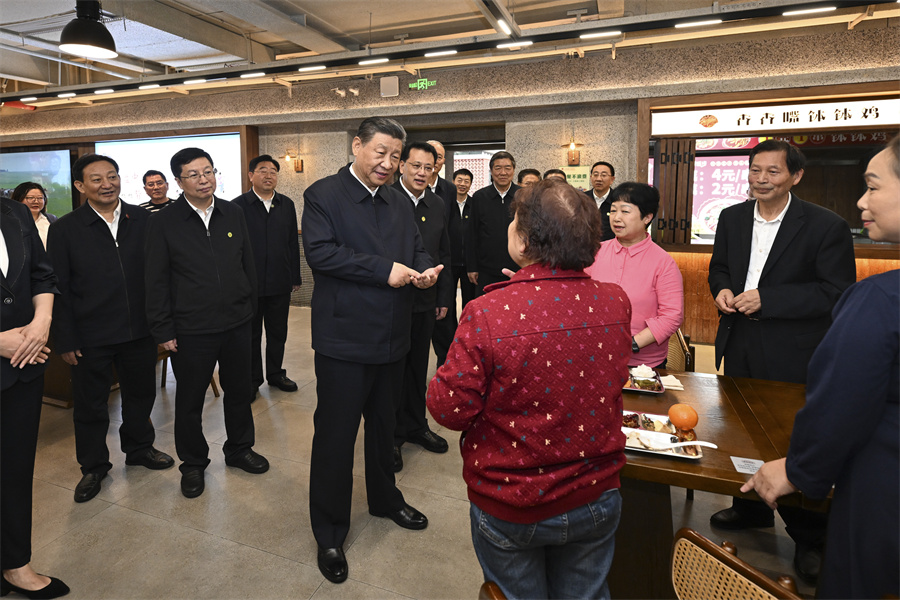 2024年4月22日下午，習(xí)近平在九龍坡區(qū)謝家灣街道民主村社區(qū)考察時(shí)，同正在社區(qū)食堂就餐的群眾親切交流。新華社記者 謝環(huán)馳 攝