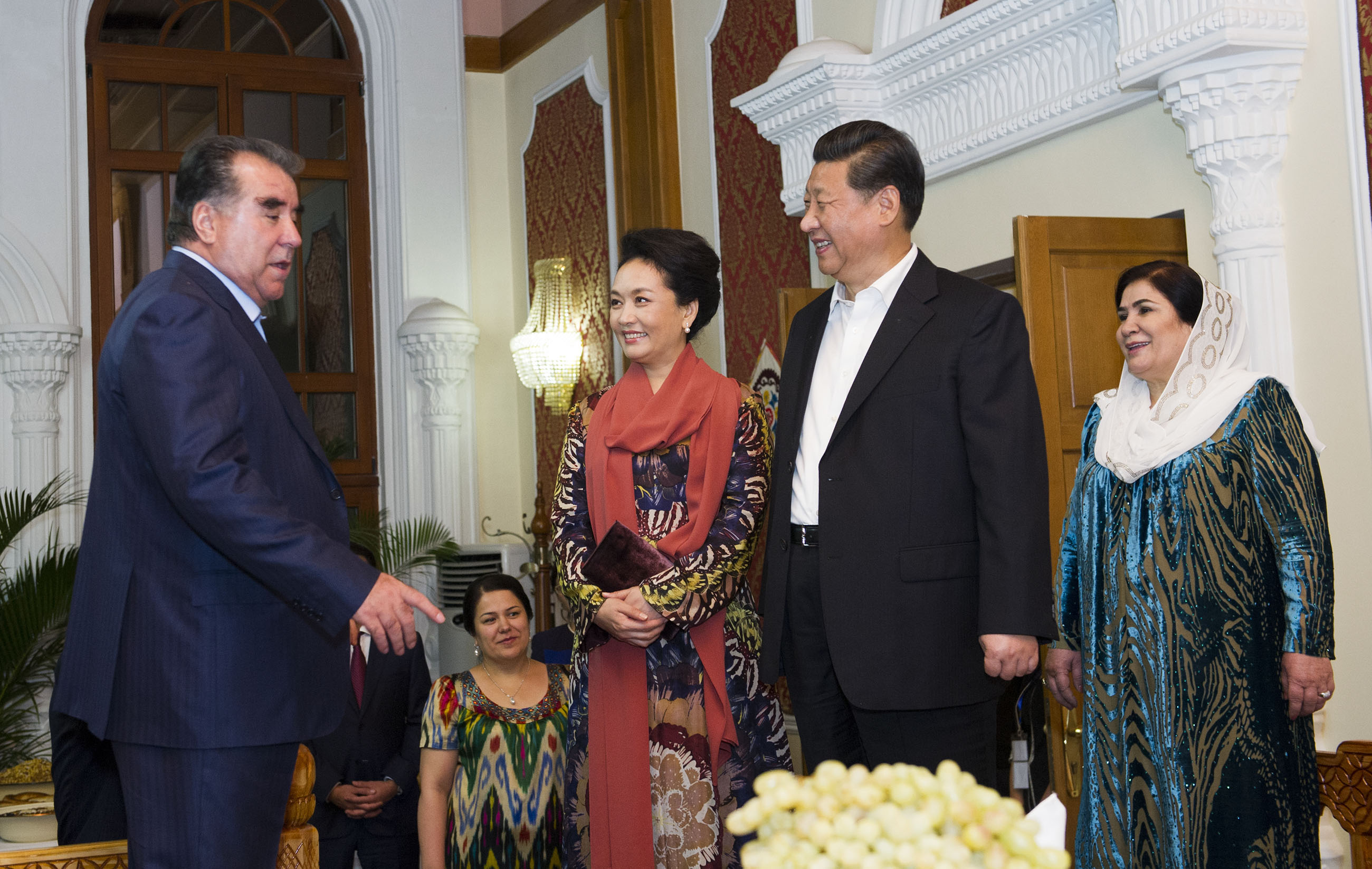 2014年9月12日，習(xí)近平主席在杜尚別出席塔吉克斯坦總統(tǒng)拉赫蒙舉行的家宴。這是習(xí)近平主席和夫人彭麗媛在拉赫蒙夫婦陪同下參觀總統(tǒng)官邸。