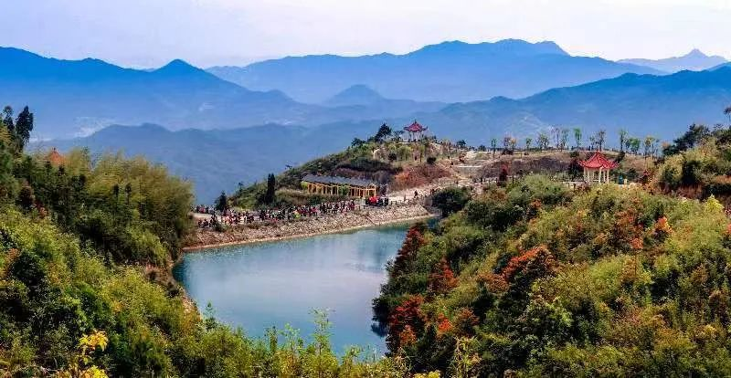 圖為游客們到軍營(yíng)村七彩池欣賞美景。廈門市委宣傳部供圖