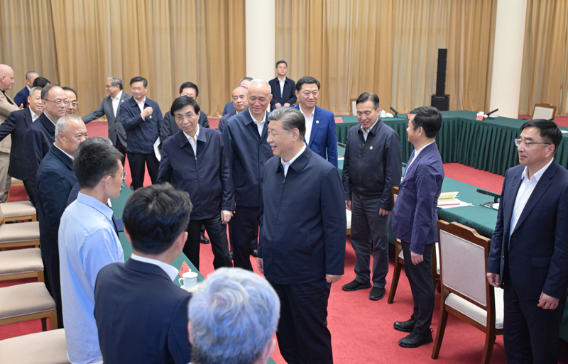 2024年5月23日，習(xí)近平總書記在山東省濟南市主持召開企業(yè)和專家座談會并發(fā)表重要講話。這是總書記同參會的企業(yè)和專家代表親切交流。