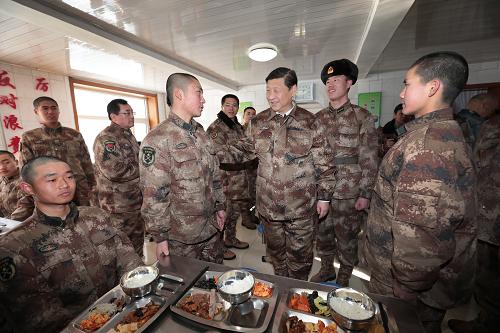2014年1月26日中午，習(xí)近平來到連隊(duì)食堂，同戰(zhàn)士們一起用餐。新華社記者 李剛 攝