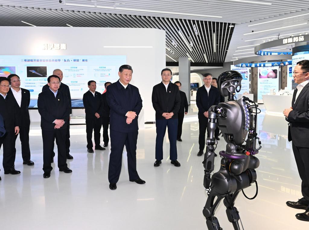 2023年11月28日下午，習(xí)近平在浦東新區(qū)張江科學(xué)城參觀上?？萍紕?chuàng)新成果展。新華社記者 謝環(huán)馳 攝