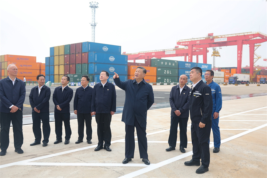 2024年5月22日至24日，中共中央總書記、國家主席、中央軍委主席習近平在山東考察。這是22日下午，習近平在日照港察看全自動化集裝箱碼頭作業(yè)場景。新華社記者 鞠鵬 攝