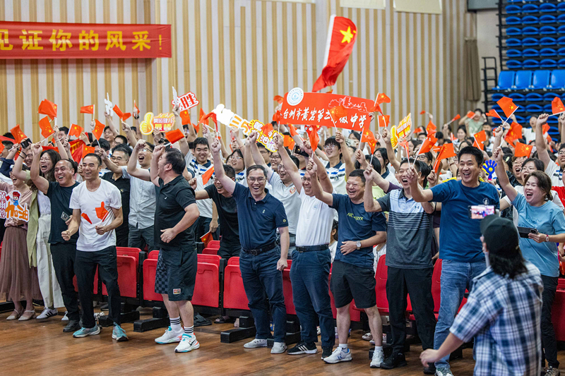 北京時間7月27日，2024年巴黎奧運會首個比賽日，在射擊10米氣步槍混合團體比賽中，中國選手黃雨婷/盛李豪獲得金牌。圖為黃雨婷的母校師生們通過收看奧運直播的方式為她加油助威。