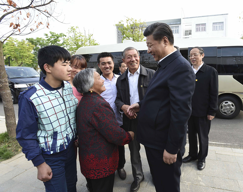 2016年4月25日，習(xí)近平在安徽省滁州市鳳陽縣小崗村看望當(dāng)年大包干帶頭人嚴(yán)金昌（右三）一家。